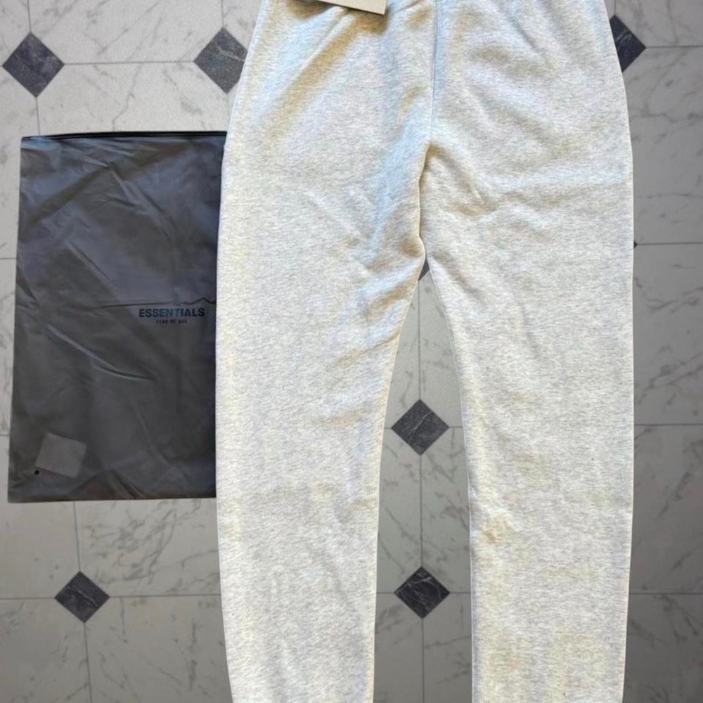 Fear of God Essentials Light Oatmeal/Light Gray XL Cuffed Sweatpants NWT - Picture 2 of 3